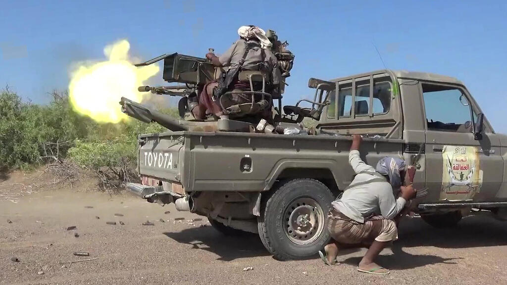 Photo: YEMEN GIANTS BRIGADES MEDIA CENTRE / AFP כוחות הממשלה הפרו-סעודית ב תימן בקרבות באזור תעז
