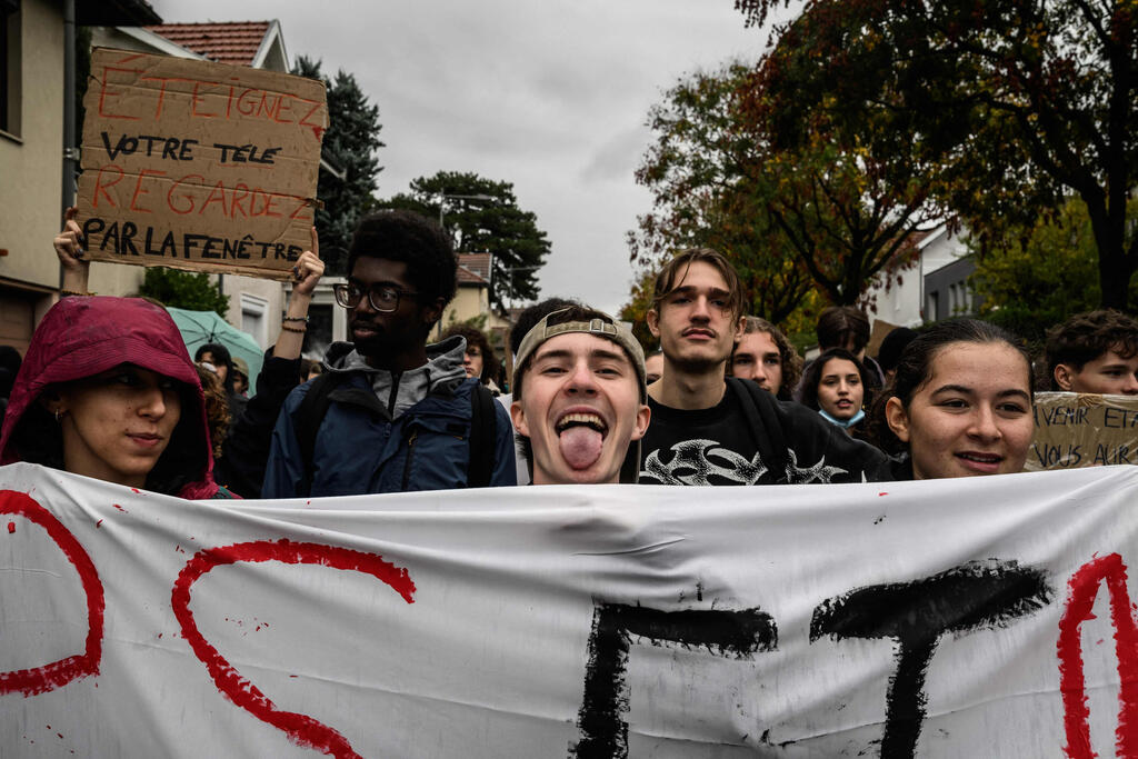 A student demonstration near Lyon on Thursday (Photo: JEFF PACHOUD / AF) צרפת פריז מהומות תלמידים הפגנה ב ברון ליד ליון