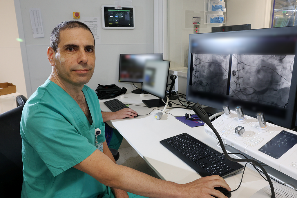 פרופ' איסי (ישראל) ברבש, מנהל היחידה לקרדיולוגיה פולשנית וצנתורי לב בשיבא