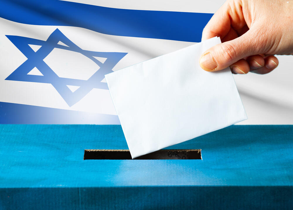 Photo: Melinda Nagy / Shutterstock הצבעה בקלפי