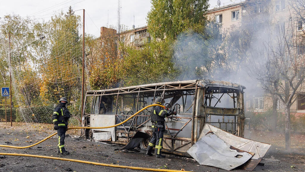 Firefighters put out the blaze in the bus struck by a Russian drone in Kramatorsk, Ukraine (Photo: Handout / Ukrainian State Emergency System/ AFP) אוקראינה קרמטורסק אוטובוס ש נשרף אחרי ש נפגע מפצצה שהטילה רוסיה 30 הרוגים