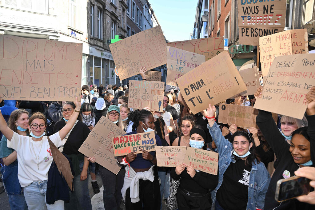 Belgian foreign minister: "Radical left-wing activists have infiltrated the protests and are causing property damage." Liège on Wednesday (Photo: JONAS ROOSENS / BELGA / AFP) בלגיה ליאז' עימותים בין מפגינים ל שוטרים בהשראת מהומות ה תלמידים ב צרפת