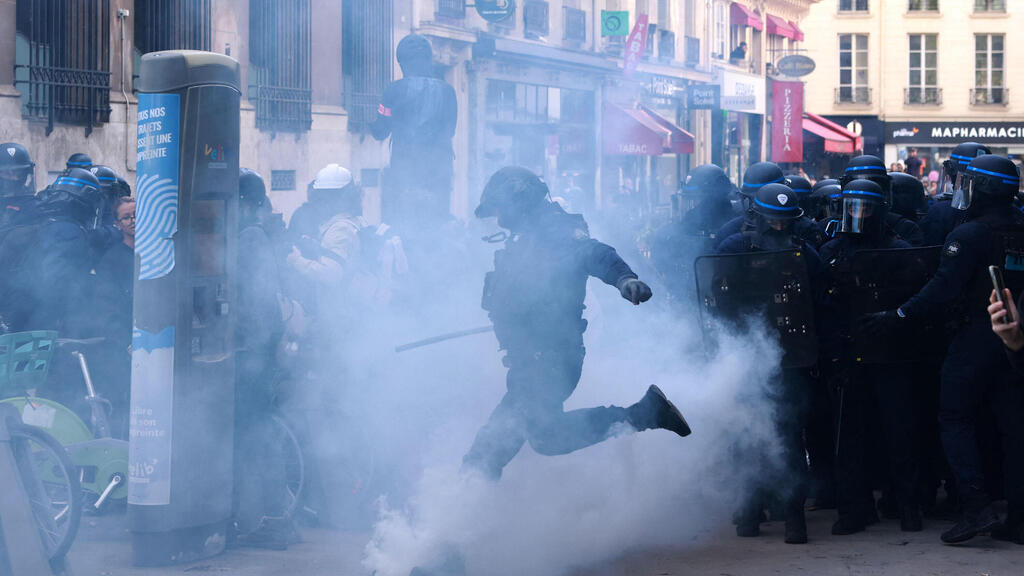 Photo: Kenzo TRIBOUILLARD / AFP הפגנה פריז כיכר הבסטיליה מחאת תלמידים צרפת