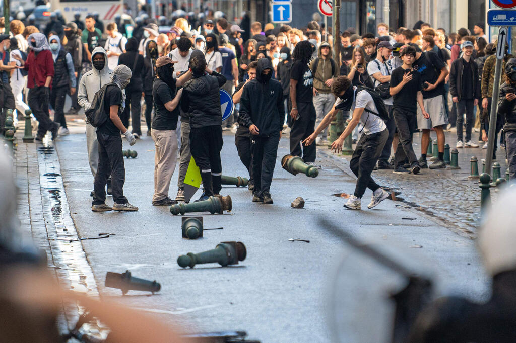 'France definitely influenced us a little.' Protesters in Liège (Photo: JONAS ROOSENS / BELGA / AFP) בלגיה ליאז' עימותים בין מפגינים ל שוטרים בהשראת מהומות ה תלמידים ב צרפת