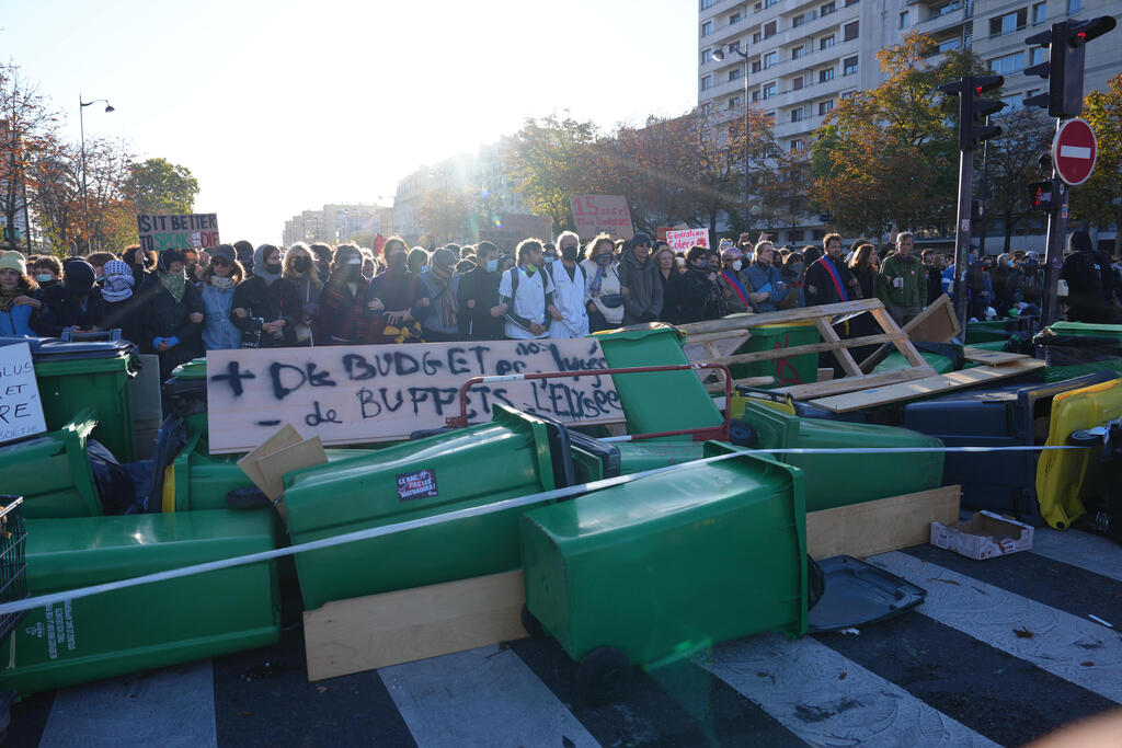 Protesters block a road near Hélène Boucher High School. Trump: 'This isn't about schools, this is about Islam wanting to take over a once great Country' (Photo: AP Photo/Aurelien Morissard) צרפת פריז מהומות תלמידים חוסמים כביש מול בית הספר התיכון הלן בושה