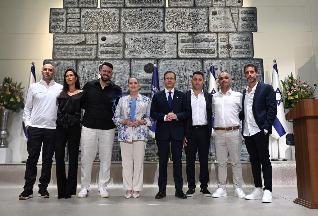Herzog honors six Israelis who thwarted Flydubai terror attack (Photo: GPO) נשיא המדינה יחד זוכי אות הנשיא