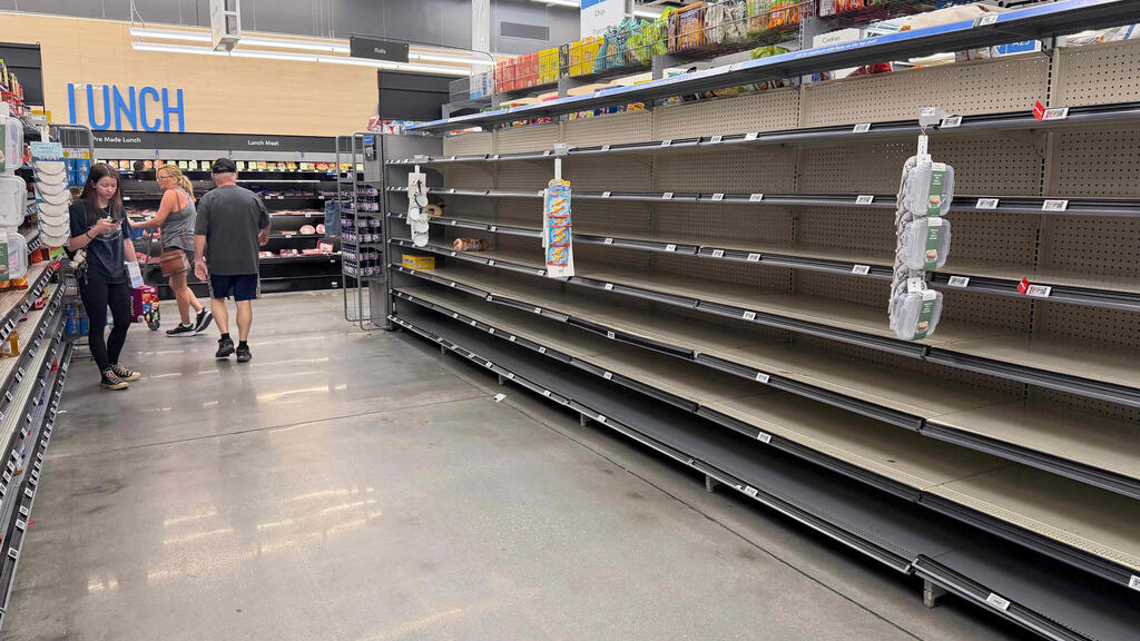 Clearing store shelves (Photo: JOE RAEDLE / GETTY IMAGES NORTH AMERICA / AFP) ארה"ב