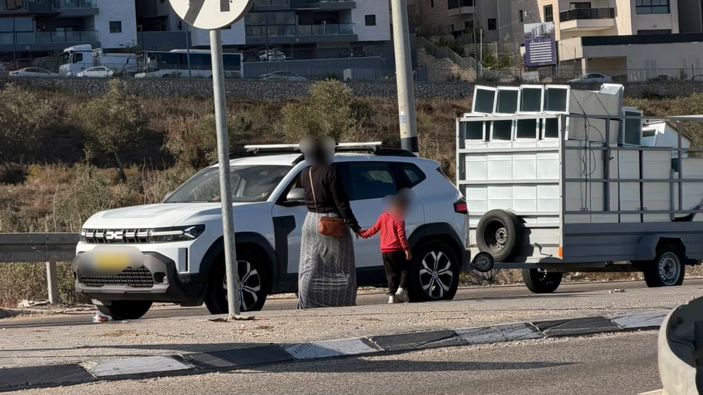 ‘They stand in 40-degree heat, holding babies to draw sympathy’ (Photo: Israel Police) הקבצנים שוהים בלתי חוקיים באזור נצרת