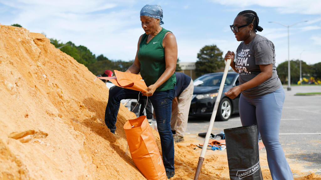 Filling sandbags (Photo: AP/ Octavio Jones) אלבמה