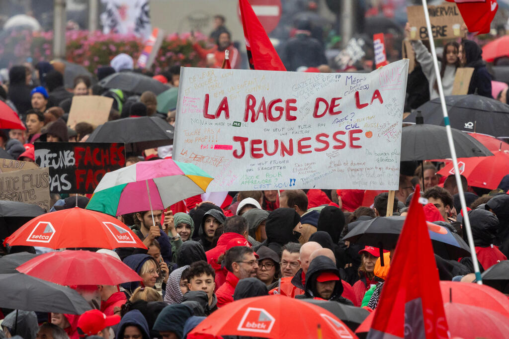 Young protesters vent their anger during demonstrations in Belgium (Photo: NICOLAS TUCAT / AFP) מחאות בבלגיה