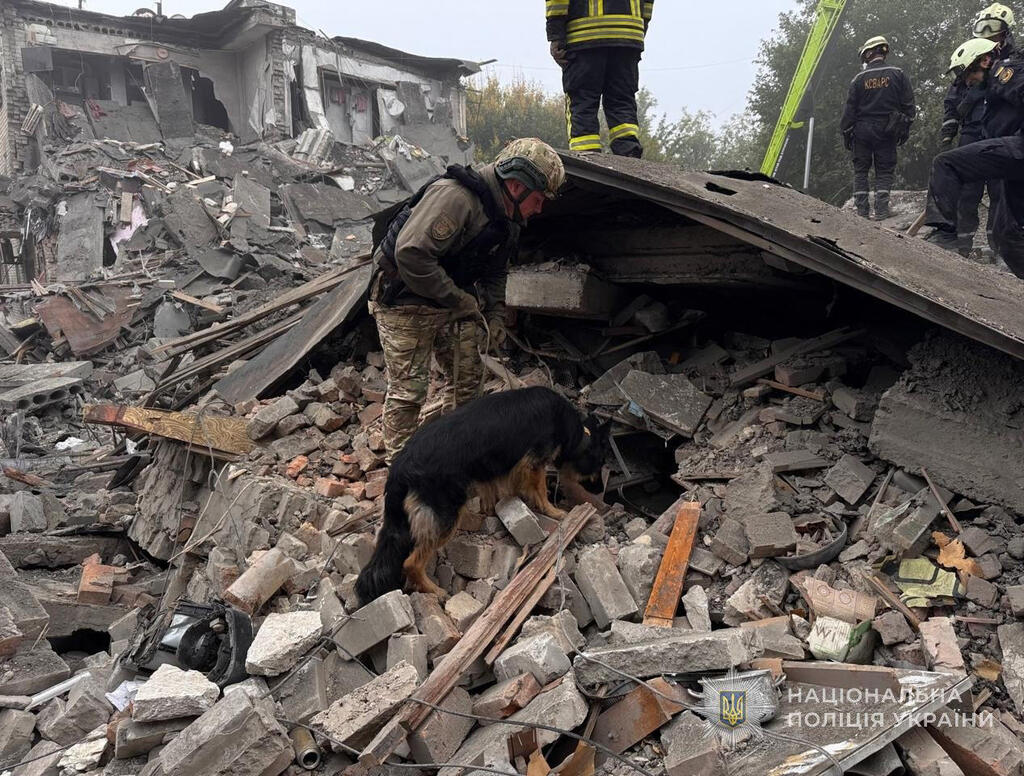Photo: Handout / Ukraine's National Police / AFP זירת מתקפה של רוסיה על אוקראינה בעיר זפוריז'יה שם נהרגו לפחות 20 איש