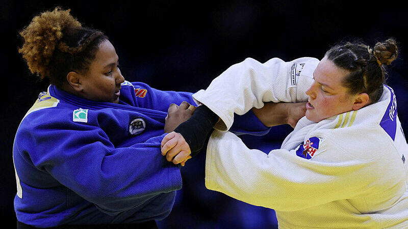 Raz Hershko (right) faces Beatriz Souza in the quarterfinals (Photo: Anne-Christine POUJOULAT / AFP) הרשקו