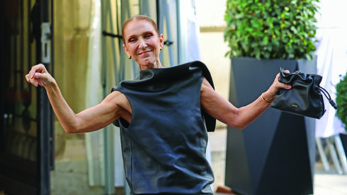שמלת עור פיסולית של בית האופנה LOEWE, תיק קלאץ' ונעליים של המותג