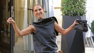 שמלת עור פיסולית של בית האופנה LOEWE, תיק קלאץ' ונעליים של המותג