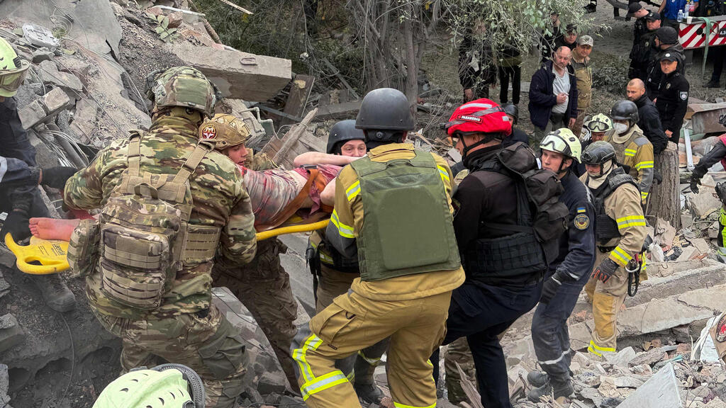 Scene of Russia's attack on Ukraine in the city of Zaporizhia where at least 20 people were killed (Photo: Daria Nazarova / AFP) זירת מתקפה של רוסיה על אוקראינה בעיר זפוריז'יה שם נהרגו לפחות 20 איש