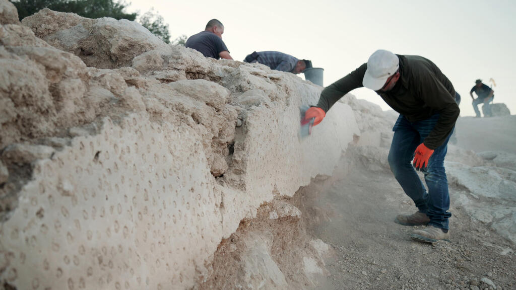 During the Ottoman period, stones were embedded in the wet plaster covering the aqueduct wall (Photo: Emil Aladjem, Israel Antiquities Authority) בתקופה העות'מאנית הוטבעו אבנים בטיח הלח שכיסה את דופן האמה