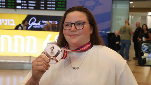רז הרשקו חוזרת לישראל אחרי זכייה במדליה באליפות העולם בבאקו