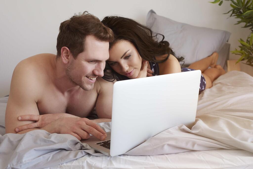 Watching porn together can benefit a relationship (Photo: Shutterstock) "מה שאנחנו צופים בו ברמת הפנטזיה הוא לא בהכרח משהו שאנחנו רוצים להתנסות בו"