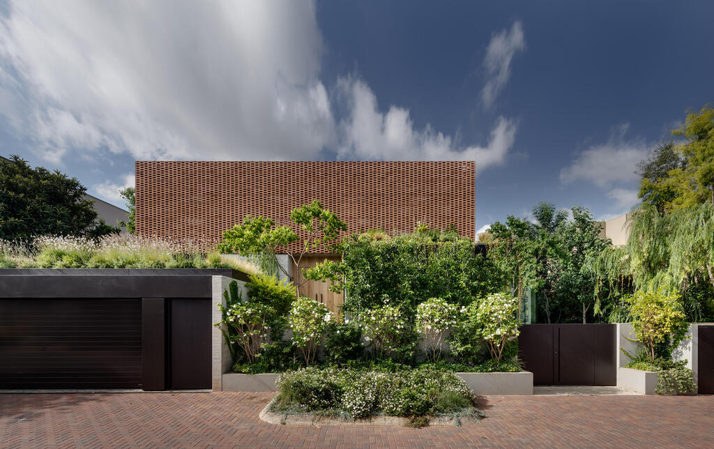 One roof, at least two distinct design styles (Photo: Oded Smadar) וילה בשרון, תכנון: סמט אדריכלים