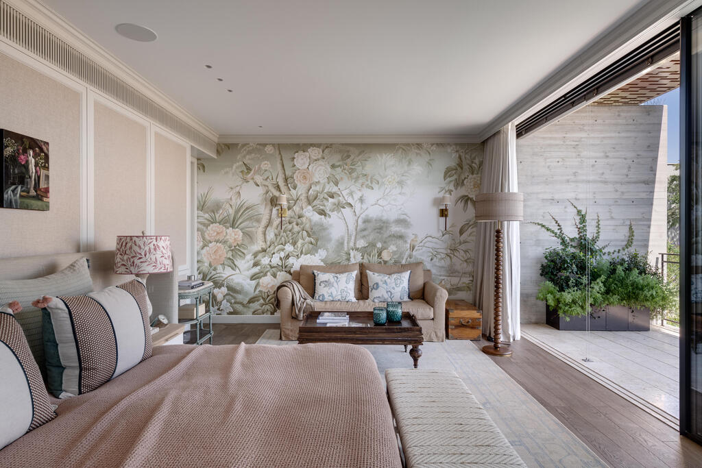 The primary bedroom. A concrete-and-glass exterior with a warm, country-style interior (Photo: Oded Smadar) וילה בשרון, תכנון: סמט אדריכלים