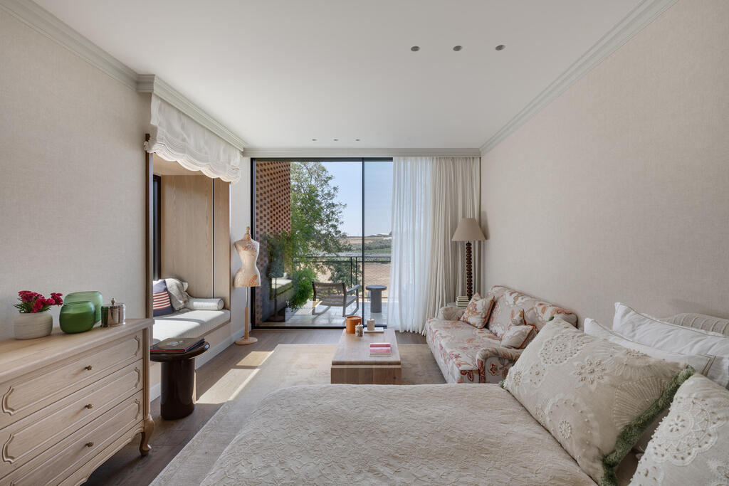 One of the daughters' suites, with access to a private terrace (Photo: Oded Smadar) וילה בשרון, תכנון: סמט אדריכלים