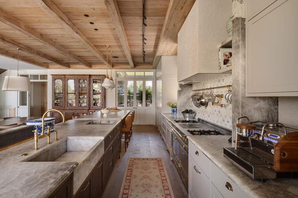 The country-style kitchen creates an atmosphere opposite to that of the modern exterior (Photo: Oded Smadar) וילה בשרון, תכנון: סמט אדריכלים