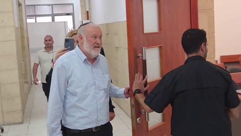 7 years after indicting Netanyahu, ex-AG Mandelblit testifies at corruption trial as PM attends מנדלבלליט בדרך למתן עדות בבית משפט