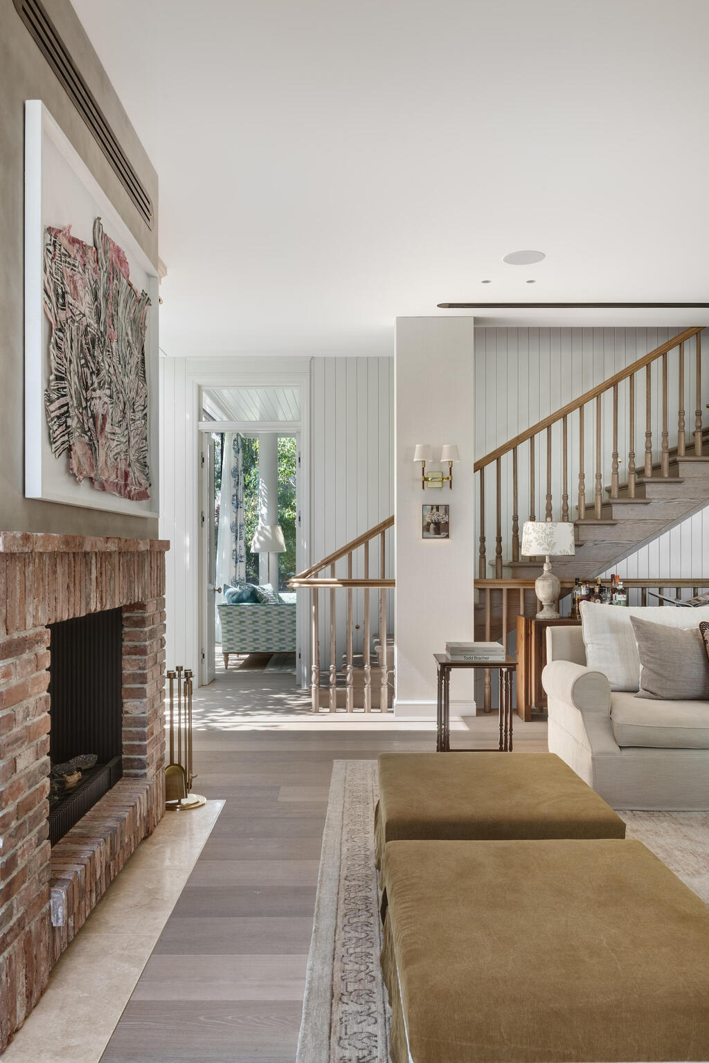 A brick-clad fireplace in a distinctly rustic style (Photo: Oded Smadar) וילה בשרון, תכנון: סמט אדריכלים