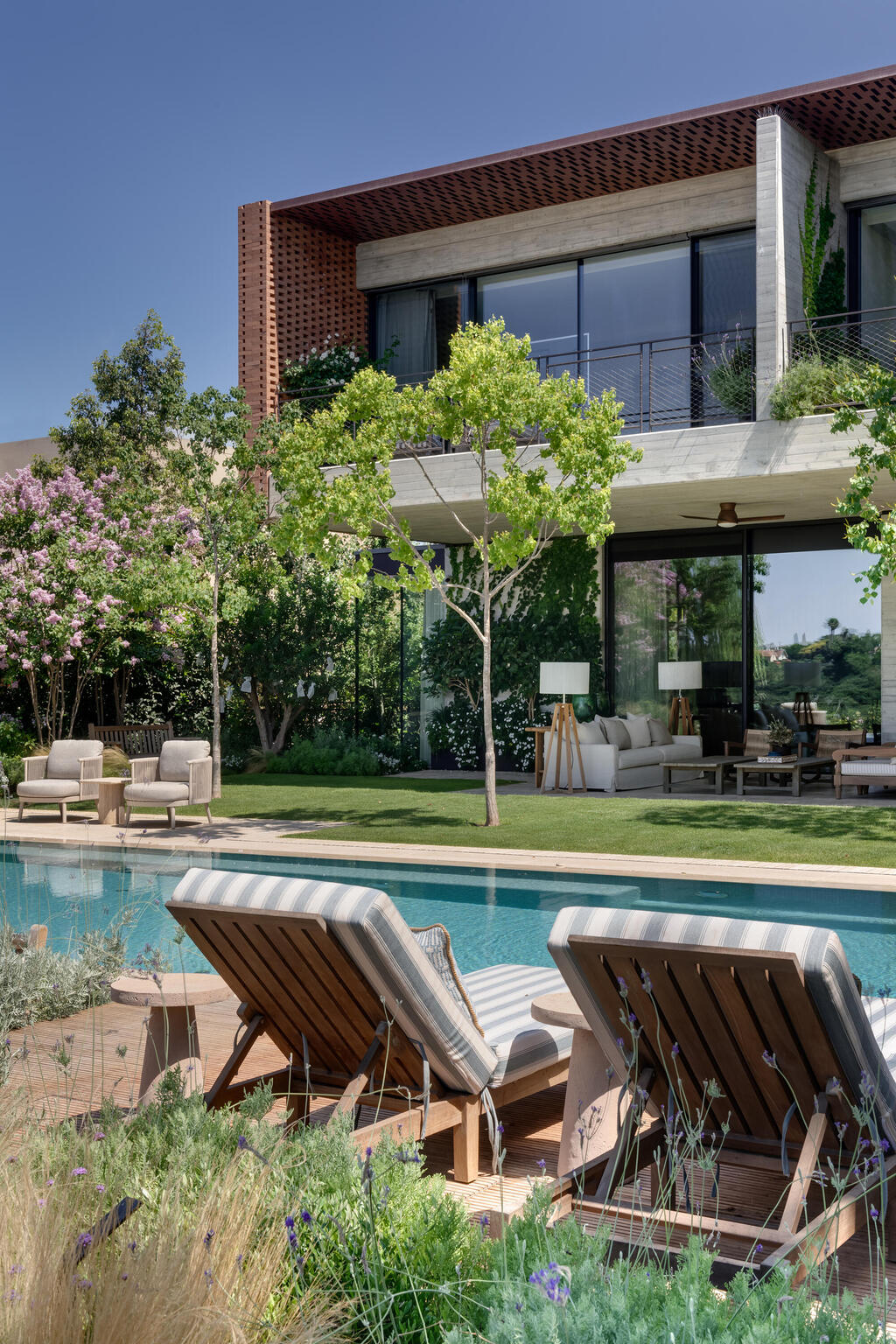 Exposed concrete, glass and brick meet wood, fabrics, wallpaper, rugs and eclectic furniture (Photo: Oded Smadar) וילה בשרון, תכנון: סמט אדריכלים