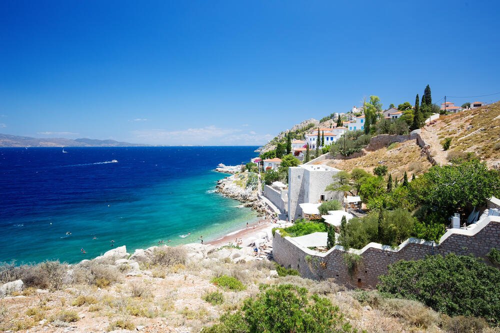 Views of Kamini Beach and Castello Hydra (Photo: dragospl / shutterstock) מבט מהאי הידרה אל חוף קמיני וקסטלו הידרה