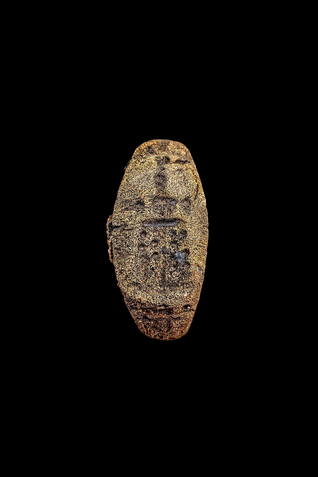 The recently discovered bronze signet ring depicting the Lighthouse of Alexandria (Photo: Christoph Gerigk©Franck Goddio/Hilti Foundation) טבעת החותם מברונזה, שהתגלתה לאחרונה, ועליה מופיע המגדלור באלכסנדריה
