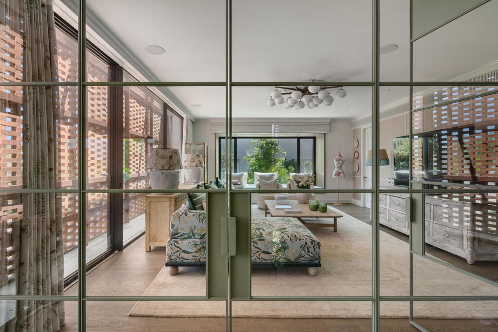 An interior layout designed to create intimacy (Photo: Oded Smadar) וילה בשרון, תכנון: סמט אדריכלים
