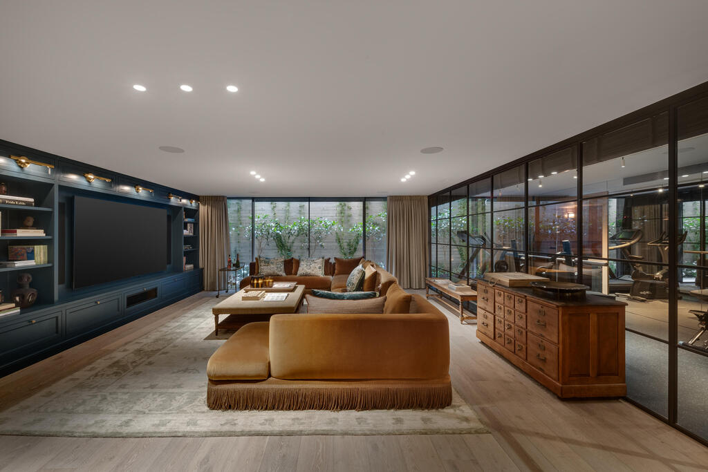 The basement living area, alongside a gym, reinforced safe room and home office (Photo: Oded Smadar) וילה בשרון, תכנון: סמט אדריכלים