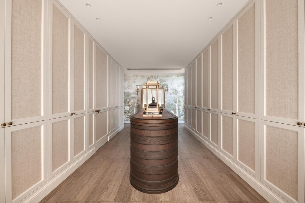 The parents' walk-in closet (Photo: Oded Smadar) וילה בשרון, תכנון: סמט אדריכלים