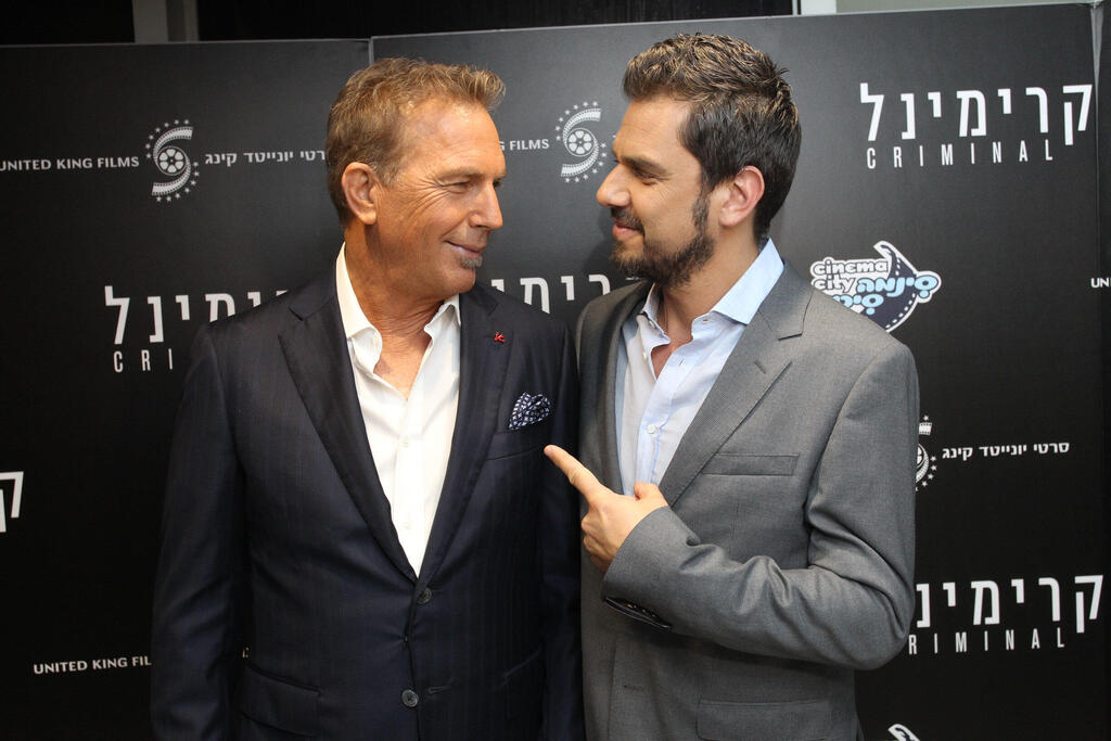 With Kevin Costner (Photo: Rafi Deloia) מימין אריאל ורומן במאי ה סרט קרימינל קווין קוסטנר שחקן ב פרימיירה ל סרט קרימינל סינמה סיטי גלילות