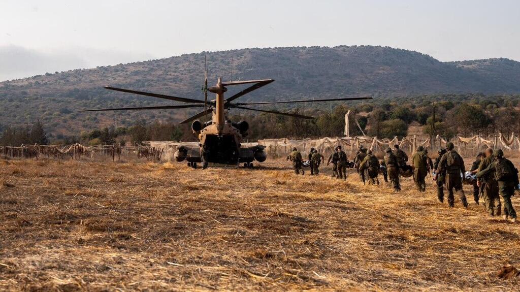 חיילים בתדריך לפינוי פצועים בפיצוץ ברכס הרים