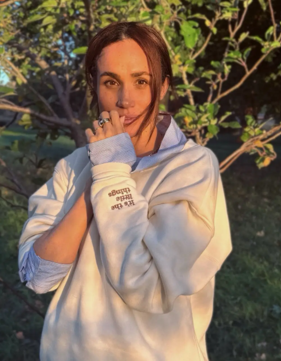Meghan models the sweatshirt (Photo: Instagram) מייגן מרקל