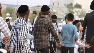 ילדים חרדים בהפגנה מול כלא 10