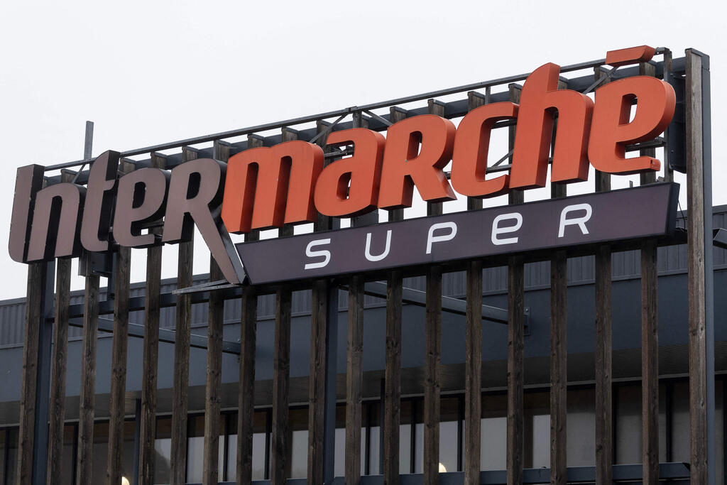 An Intermarché supermarket in France. Refrigeration systems at approximately 150 of the chain's stores were affected, with temperatures reportedly reaching 50°C for six hours (Photo: Fred TANNEAU / AFP) צרפת מתקפת האקרים מתקפת סייבר סניף של אינטרמרשה מרכול סופרמרקט סופרמרקטים