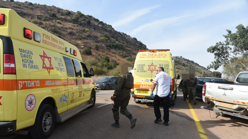The scene of the deadly explosion near Israel's northern border (Photo: Avihu Shapira) פינוי פצועים בזירת הפיצוץ פינוי