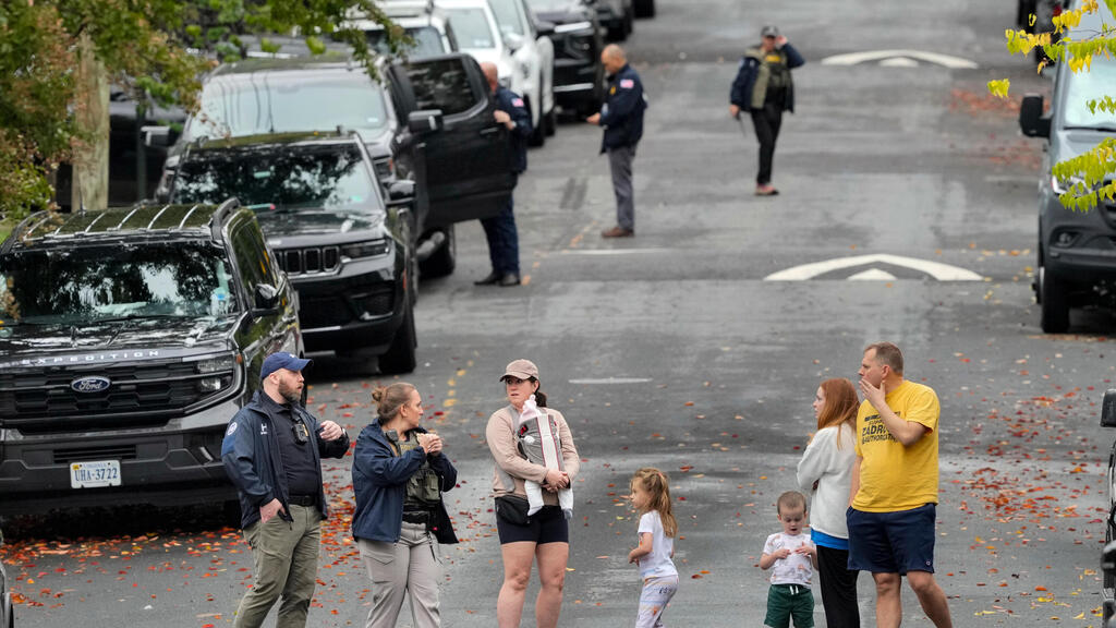HSI agents and residents near Omar's home in Washington on Monday (Photo: AP/ J. Scott Applewhite) ארה"ב וושינגטון ליד ביתה של אילהאן עומאר בזמן ה פשיטה עליו