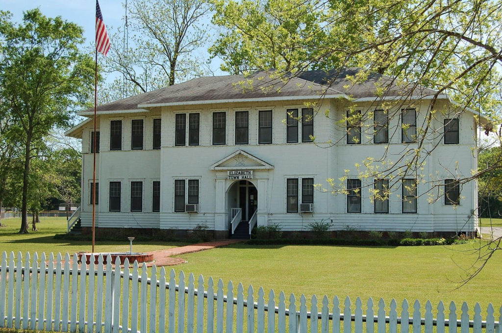Elizabeth Town Hall, Louisiana, USA (Photo: Z28scrambler / Wikimedia Commons / CC BY-SA 3.0) שלט בניין העירייה של אליזבת, לואיזיאנה, ארה"ב