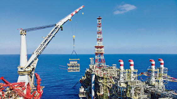 Modules weighing hundreds of tons are lifted from cargo ships onto the Karish gas platform (Photo: Energean) מודולים במשקל מאות טונות מונפים מאוניות המשא אל אסדת כריש