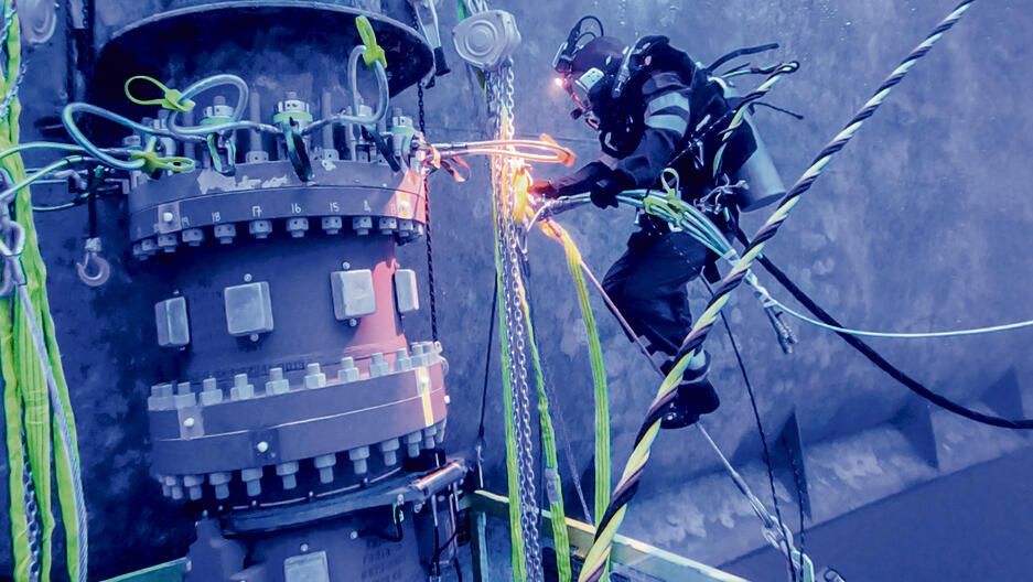 A diver works to connect the Katlan gas field to the Karish platform (Photo: Energean) צוללן בעבודות לחיבור קטלן אל אסדת כריש