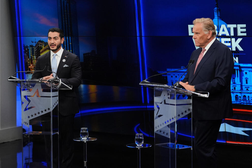 Last week's debate between Republican candidate Mike Rogers and Abdul El-Sayed (Photo: AP Photo/Paul Sancya, Pool) עימות בין הרפובליקני מייק רוג'רס (ימין) לבין עבדול א-סייד מרוץ ל סנאט ב מישיגן ארה"ב בחירות אמצע 8 באוקטובר