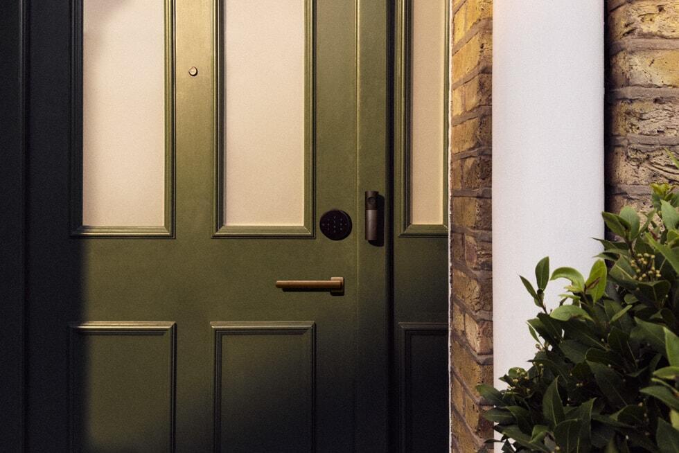 Smart Deadbolt Lock (Photo: Apple) קו המוצרים החכמים לבית של אפל