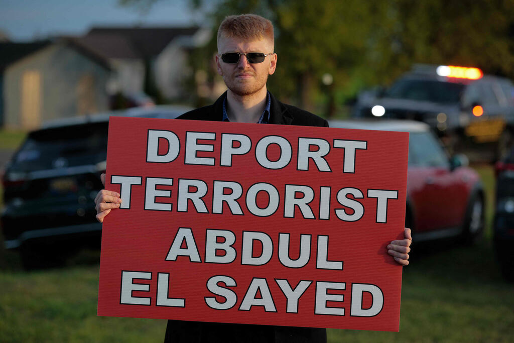Photo: CHIP SOMODEVILLA / GETTY IMAGES NORTH AMERICA / AFP פעילי ימין קיצוני מנסים להפריע לאירוע בחירות בהארט ש ב מישיגן של עבדול א-סייד מועמד ל סנאט ב ארה"ב בחירות אמצע 10 באוקטובר