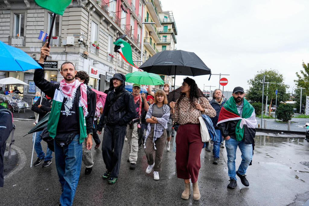 Greta and her companions march through a suburb of Paris (Photo: REUTERS/Matteo Ciambelli) צרפת גרטה טונברג הצטרפה ל מפגינים ליד בית ספר ב סן דני פרבר של פריז באה ב כאפייה