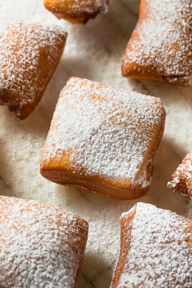Traditional beignets covered in powdered sugar (Photo: Shutterstock / Brent Hofacker) מאפה בנייה מסורתי, מכוסה באבקת סוכר