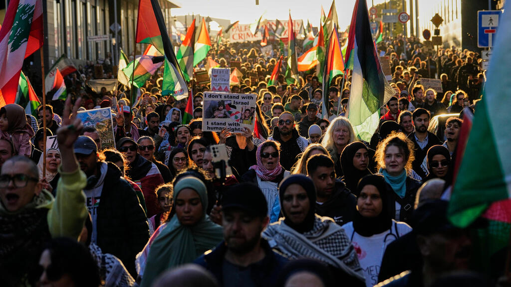 Pro-Palestinian demonstration in Berlin (Photo: Ebrahim Noroozi/AP) הפגנה פרו-פלסטינית בברלין